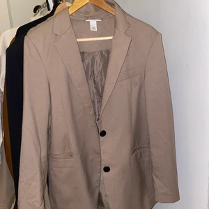 Kavaj xs - En favorit, grå/beige kavaj. Är oversize och passar bra på mig som normalt är xsmall. 
