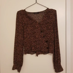 Omlottblus från bershka stl s - Omlottblus från bershka med leopardmönster! Färgen är som på första bilden. Skriv om du har frågor:)