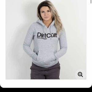 Dirtcült hoddie - En grå dirtcult hoddie i bra skick, endast använd några gånger, strl S, den är köpt för 600kr, säljes pga att den inte kommer till användning. Pris kan diskuteras 