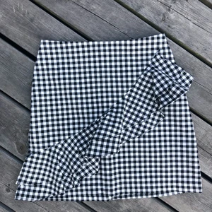 Kjol - Kjol i storlek 34. (XS) använd en gång. Dragkedja på baksidan, volang fram. Köpt på ASOS. Säljer pga för liten. 