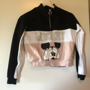 Magtröja. H&M. Disney. 146/152 - Glittrig silvertext. Gott skick. 