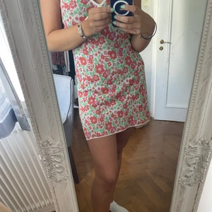 Klänning  - Söt klänning ifrån zara i storlek s använd en gång köpa dirket 100 plus frakt 