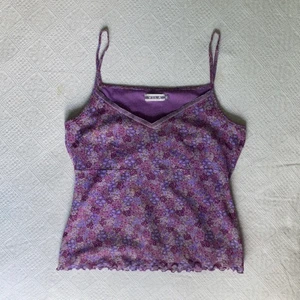 Linne - Gullig linne med blommor och spets. Buda eller köp direkt för 200. Frakt:24