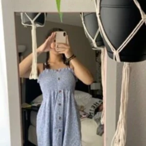 Sommarklänning - Helt ny klänning som ej används. Hur skön som helst och hur fin som helst. Perfekt varma dagar då den är tunn! (Lånade bilder)