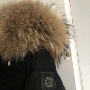 Hollies jacka m äkta päls - Säljer nu min äkta hollies jacka med äkta päls som ingår om man vill ha den med. Storlek 40 men skulel säga den absolut passar 36/38 också! Kan hämtas i Halmstad annars står köparen för frakten💗 Har tönkt mig 450 för jackan är pris går att diskutera, är de fler som är intresserade är de högst bud som gäller 🤩