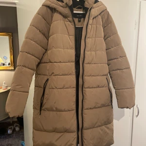Vinterjacka - Vinterjacka märke Vero Moda, storlek L men passar som oversized på mig som vanligtvis har storlek S och brukar ha M för oversized. Införskaffades förra vintern. Sparsamt använd, nyskick. Köpt från Nelly för 899