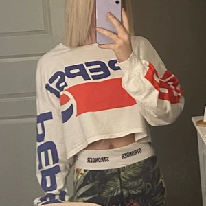 Croppad sweatshirt  - Hej! Säljer denna tröja pga att den inte används längre (Modellen) är 153 cm lång 