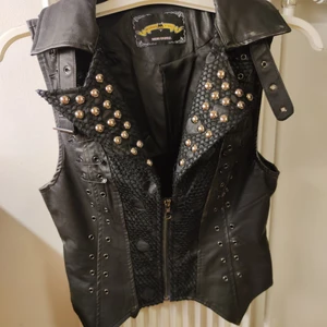 Goth Wild N restless skinn väst - (Vegan) skinnväst som köptes på Sweden Rock, storlek 36/S