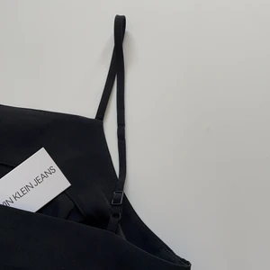 Calvin Klein Jeans, tröja - Den va tyvärr lite liten för mig, fick den i present av mamma. Sitter väldigt fint på helt oanvänd bara testat. Köpt för 490kr. Original pris 700kr. Bud gäller❤️