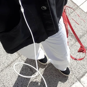 Vita byxor - Stora vita byxor som är lågmidjade, ser ut som linnebyxor mwn är i en tjockare material! felfria