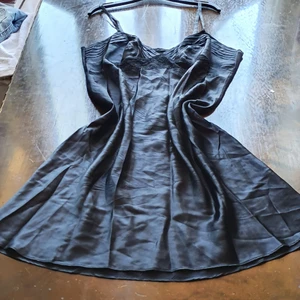 Satin summer klänning  - Super fint summer satin klänning som passar s_ m.i mycket bra skick 