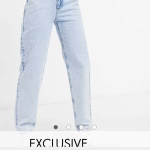 Säljer dessa helt oanvända jeans från asos, super fina blåa jeans i perfekt längd! Pris 300 ink frakt!