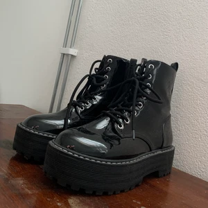 Dr martens liknande lack boots från HM - Dr martens liknande lack boots från HM i storlek 39. Använda 2 gånger. Dragkedja på sidan. Köparen står för frakten. Betalning sker via Swish 