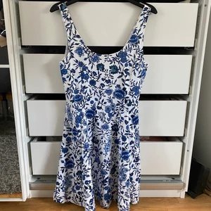 Blå klänning - Klänning från h&m som ej kommer till användning. Säljer en liknande i rosa/röd. Passar även mindre storlekar, pris + 62kr frakt 🦋