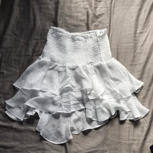 vit kjol från Shein - i nyskick, kjolen är lite genomskinlig och är även lite längre där bak. Säljer pga inte kommer till användning. Den är i strl 36/s men skulle nog även passa en person med strl 38 eftersom den är hyfsat stretchiga. Skriv privat om du undrar något :) frakt tillkommer☺️