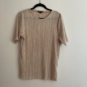 Lyxig t-shirt  - Oanvänd glansig t-shirt/blus som passar till allt! Löst sittande.