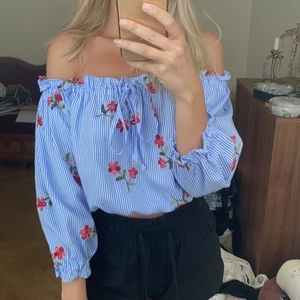 Blus - Helt oanvända fantastiskt fin blus! Passar xs-s. Fri frakt!