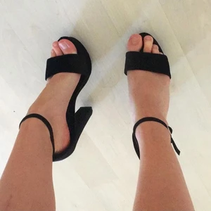 Svarta klackar  - 13cm hög klack, storlek 37