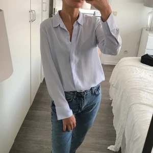 Blus - Skir ljusblå blus. Mycket bra skick
