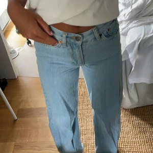Jeans  - Säljer dessa jättefina lågmidjade jeansen. I jättebra skick och knap använda.  ❤️❤️för fler frågor eller bilder kontakta 💗💗