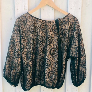 Forever 21 - Snygg och ledig top/blus inköpt för 2 år sedan i London. Svarta knutband i nacken. Använd ett par ggr. 