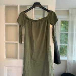 Grön klänning från Superdry, offshoulder med osynliga fickor! Ärmarna kan man även knyta. 