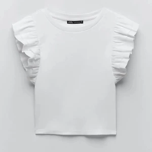 Zara volang topp - Gullig vit topp från zara med volanger. Använd fåtal gånger. Högsta bud: 200 kr inkl frakt