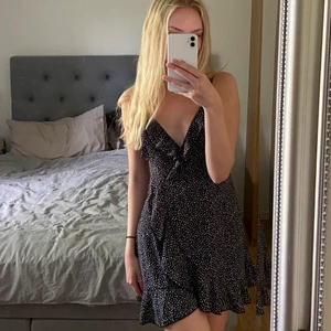 Prickig söt klänning - Från Shein, köpt för 119 kr. Oanvänd endast provad! 🥰  Storlek S men väldigt liten i storlek