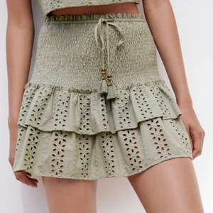 Zara kjol - Säljer denna snygga kjol från zara helt oanvänd med lappar kvar!!💕💕