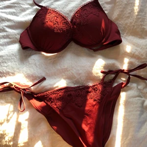 Röd mönstrad bikini - Säljer min fina röda mönstrade bikini. Bikinin är knappt använd pga av att jag har en annan i liknande färg och modell. Jätte fint material och tros-delen är oanvänd. Frakt ingår ej. Skriv gärna för fler bilder eller frågor!😁