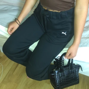 Puma mjukis svart - Svarta puma mjukis som inte sitter som jag tänkte mig. Men väldigt snygga som är i nyskick. 🥰🐕