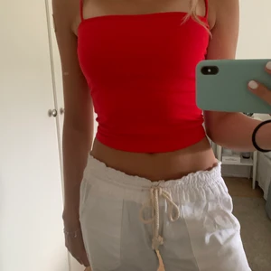 Rött linne  - Säljer mitt gulliga röda linne då de inte kommer till användning. Använt Max 5 gånger! Storlek S. Mitt pris 70 kr🤍🌈