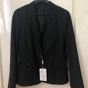  kavaj - Oanvänd svart kavaj från inwear med prislapp kvar. Nypris 1499kr men säljer för 550kr. Sitter jätte fint men har bara inte kommit till användning. Strl 38. Köparen betalar frakten. Skriv gärna vid fler frågor ☺️