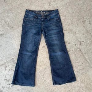 Vintage bootcut - Thriftade bootcutjeans typ storlek 26 ksk, passar dam