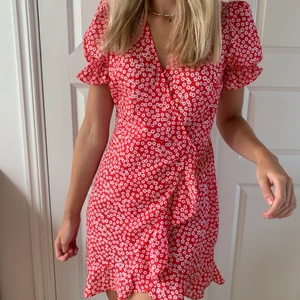 Klänning - Superfin somrig klänning från chiquelle. Kommer tyvärr inte till användning längre :( Har vanligtvis S så skulle säga att denna passar både S och M