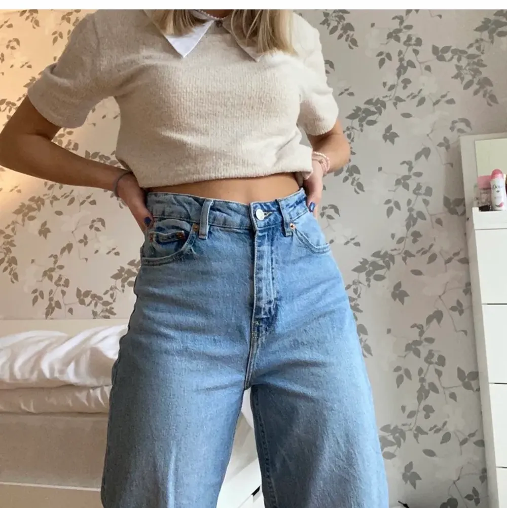 Snygga korta utsvängda jeans från Lager 157. Använda några gånger, hyfsat bra skick. Säljer pågrund av att jag inte får användning för dem längre. Nypris ca 300kr. Köparen står för frakt☺️. Jeans & Byxor.