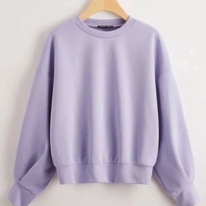 Lila sweatshirt  - En sweatshirt i en sååå fin lila färg. Älskar men kommer tyvärr inte till någon användning. Endast använd ett par gånger, hoppas kan komma till mer användning hos någon annan 💕