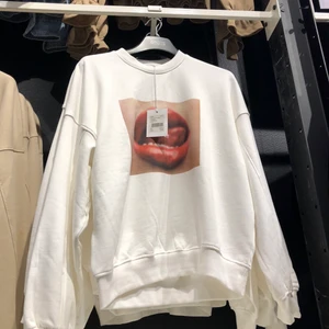 Hoodie,storlek S - Säljer denna tröja pågrund av att den är för liten för mig! Jag har den i storlek s! Köpt för 400 använd några få gånger,säljer för 200kr