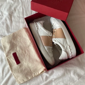 Valentino Open sneaker - Sneakers från valentino i storlek 38,5, men passar typ 39,5. Välanvända och tror att de är ommålade