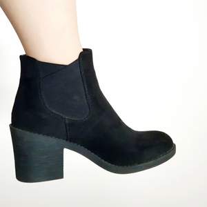Snygga ankle boots perfekta för hösten. Använts ett fåtal gånger och är i nyskick. Storlek 38. 
