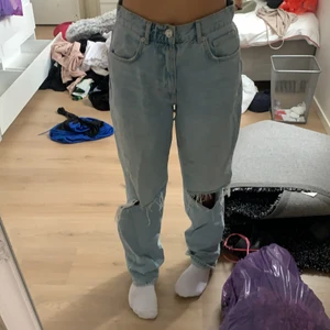 ginatricot jeans  - säljer nu dessa populära jeans från gina tricot då de blivit förstora för mig! väldigt sköna och bra långa för mig som är 164, vet inte riktigt vad frakten hamnar på än! 