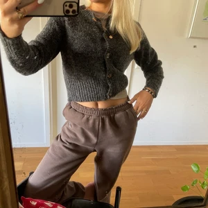 Kofta - Oanvänd så fin kofta från Monki! Materialet är så fint och skönt. Riktigt mysig🖤 Sitter så fint och passar många storlekar. 