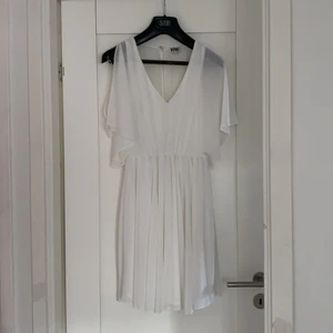 Vit klänning  - Superfin klänning från bubbleroom, stl S. Perfekt till student eller konfirmation. Endast använd en gång. Riktigt skönt flowy material. Skriv för att få bild på hur den ser ut på. Pris kan diskuteras. Köparen står för frakt och möts inte upp.