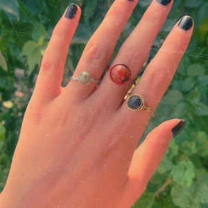 Ringar - Ringar med äkta lava och miniral stenar (kristaller). 22kr styck plus frakt (12kr) inte tål i vatten. 🙂 