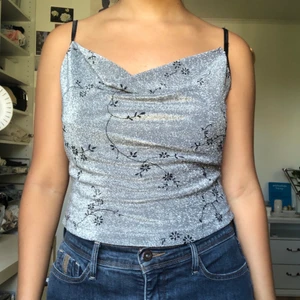 Glittrigt linne - Glittrigt linne köpt från Beyond Retro som kan användas till fest eller vardag🤪