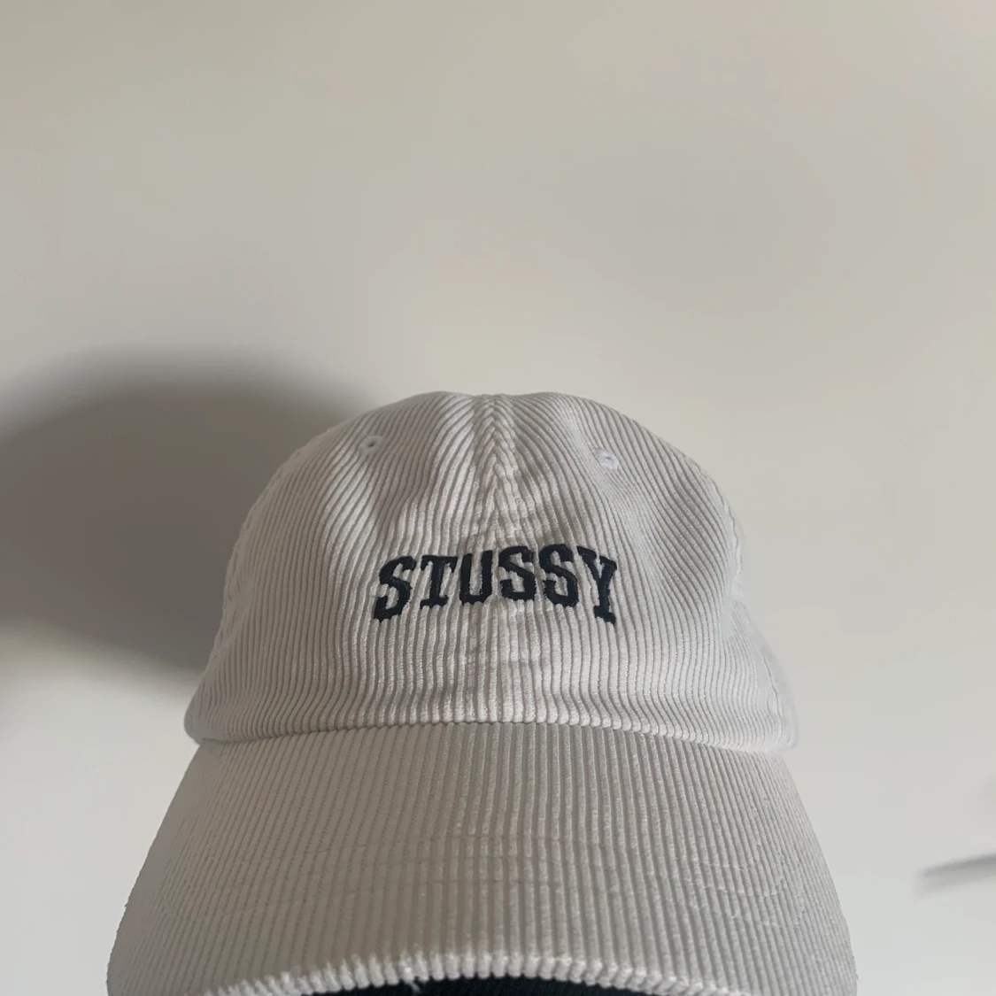 Vit stüssy keps
