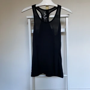 2 stycken träningsteöjor, M - Två träningstoppar med brottarrygg, sälja tillsammans i gott skick, en svart och en vitt med grå underton