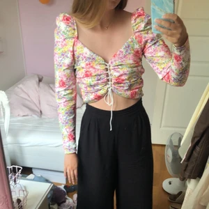 Topp - Blommig topp med snörning fram till och fina detaljer. Storlek 40 och passar mig som är S/M