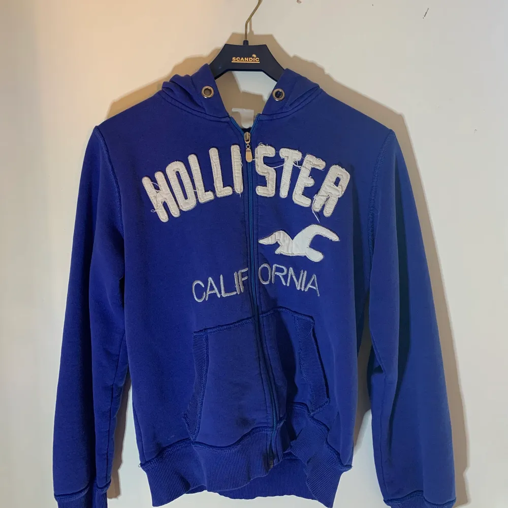 Säljer en blå zip on hoodie från hollister, står att det är storlek L men sitter som S/M. Skicka privat om fler bilder önskas.. Tröjor & Koftor.