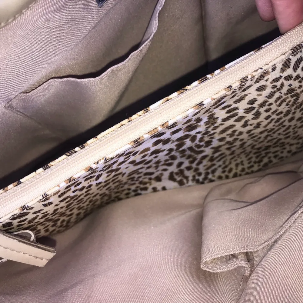 Så cool leopardmönstrad väska, vintage från vezzano • Har tillhörande necessär inuti som man kan ta ut • Följ oss på instagram för att få fri frakt på första köpet 🧸. Väskor.